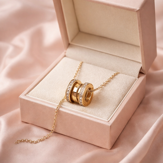 Ogrlica sa sjajnim kružnim priveskom.