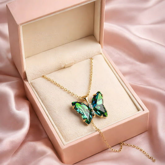 Ogrlica sa svetlucavim zelenim priveskom leptira.