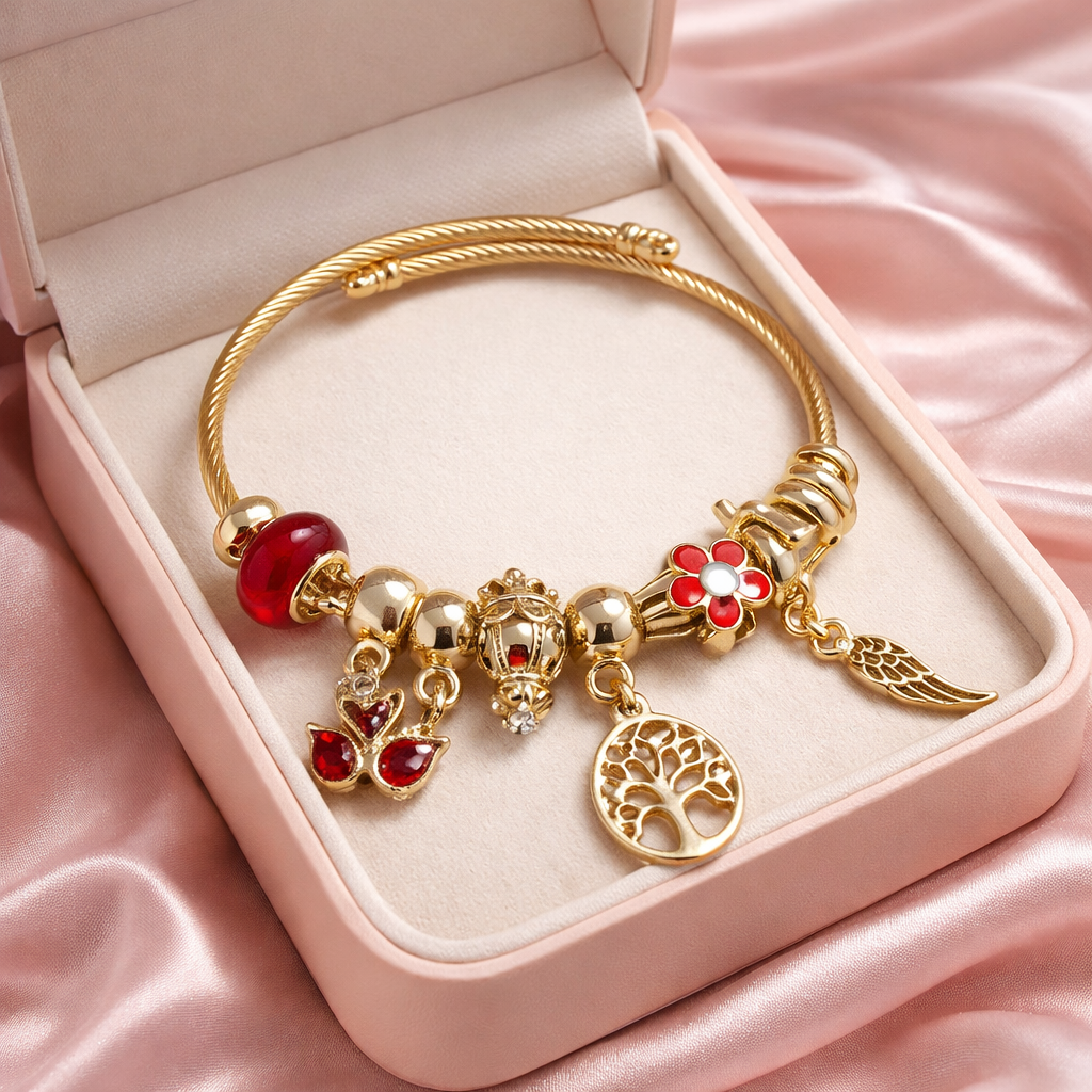 Narukvica sa slatkim crvenim privescima.