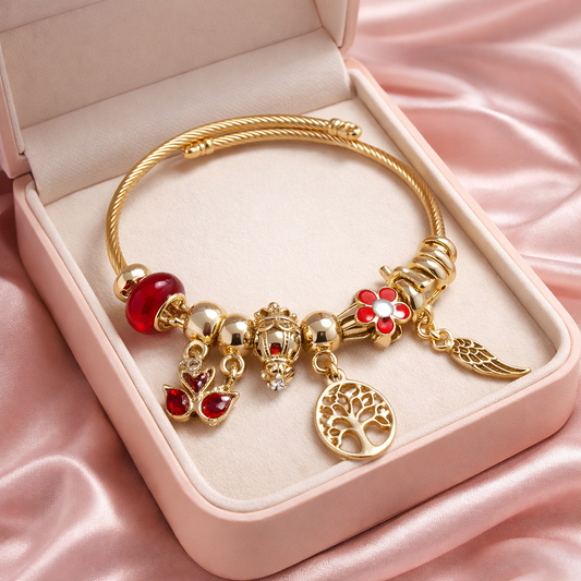 Narukvica sa slatkim crvenim privescima.