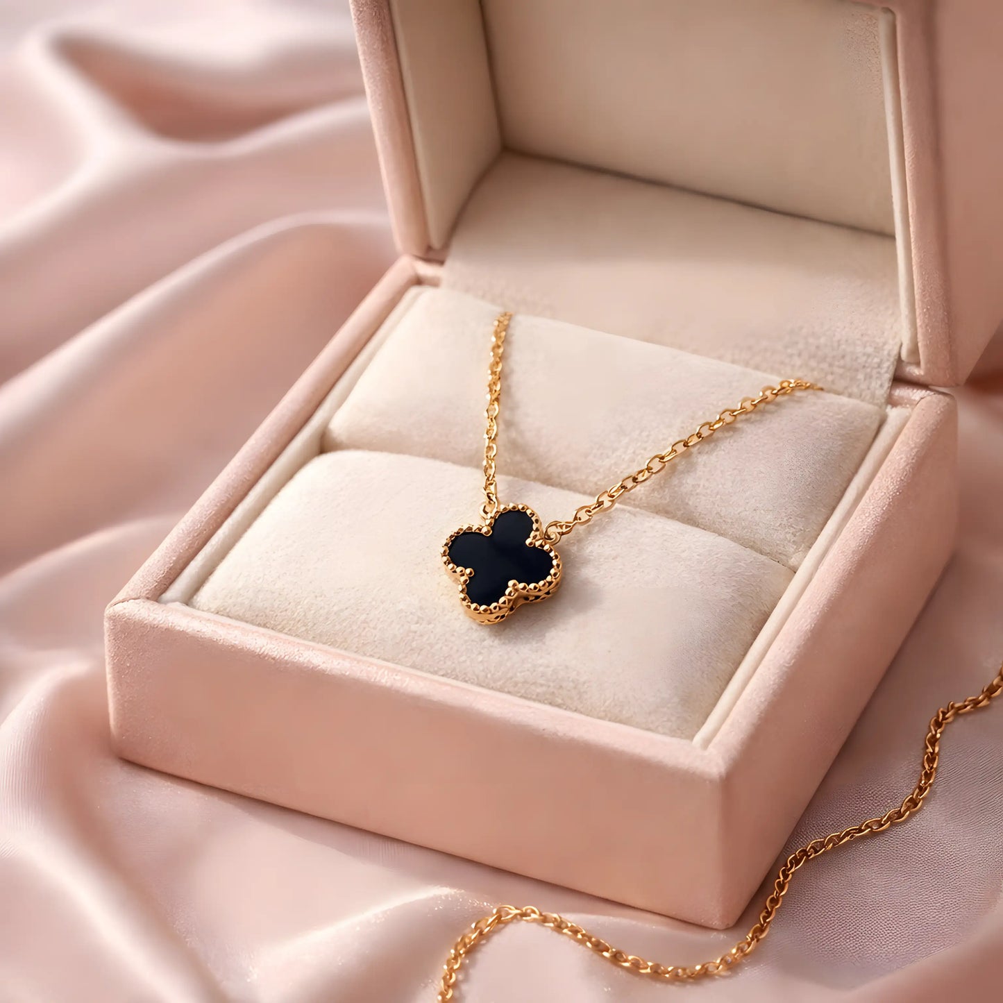 Ogrlica sa elegantnim crnim priveskom.