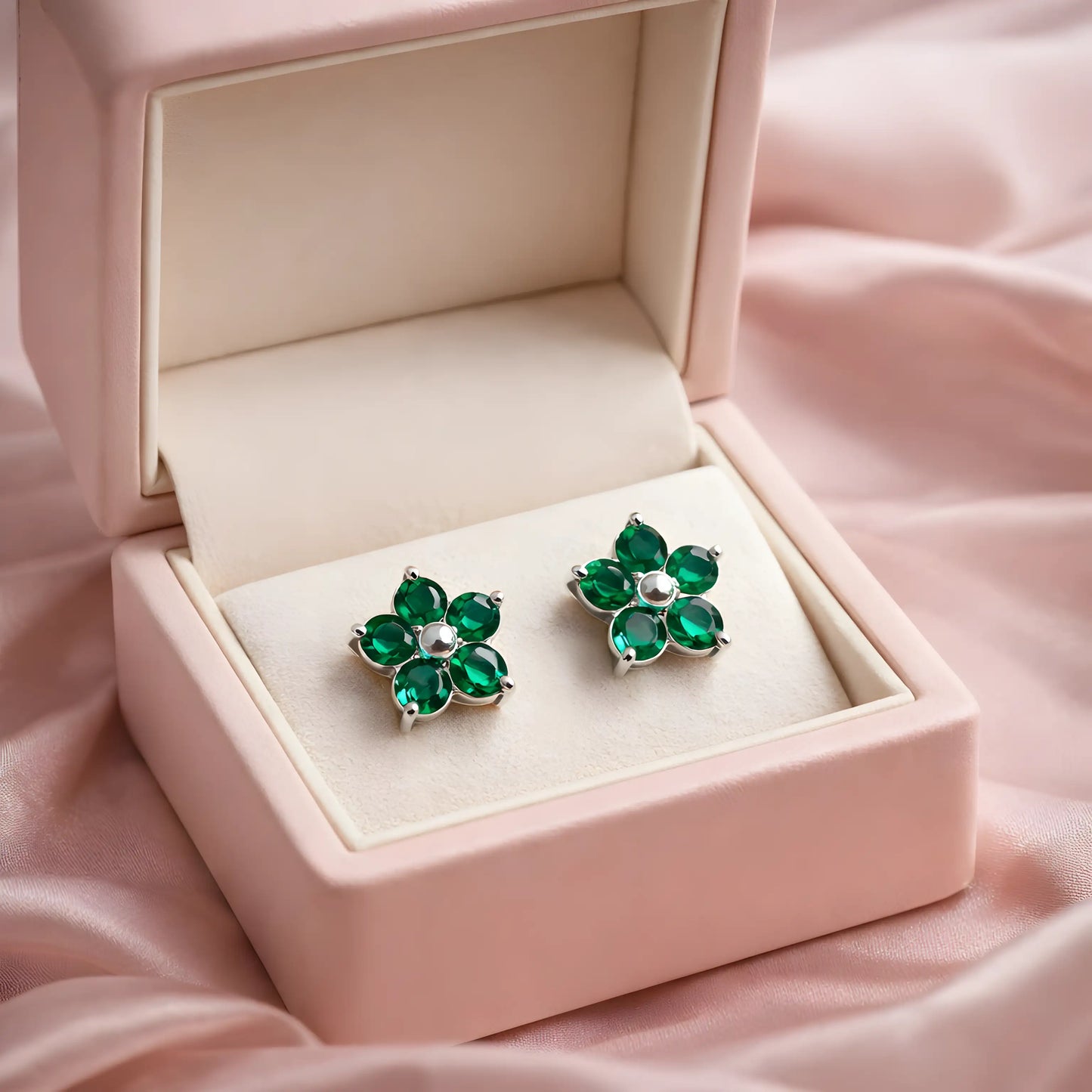 Minđuše u obliku zelenog cvetića.