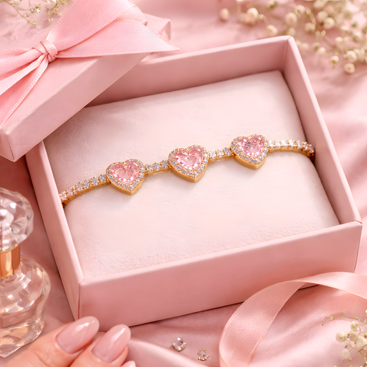 Svetlucava Narukvica sa tri srca.