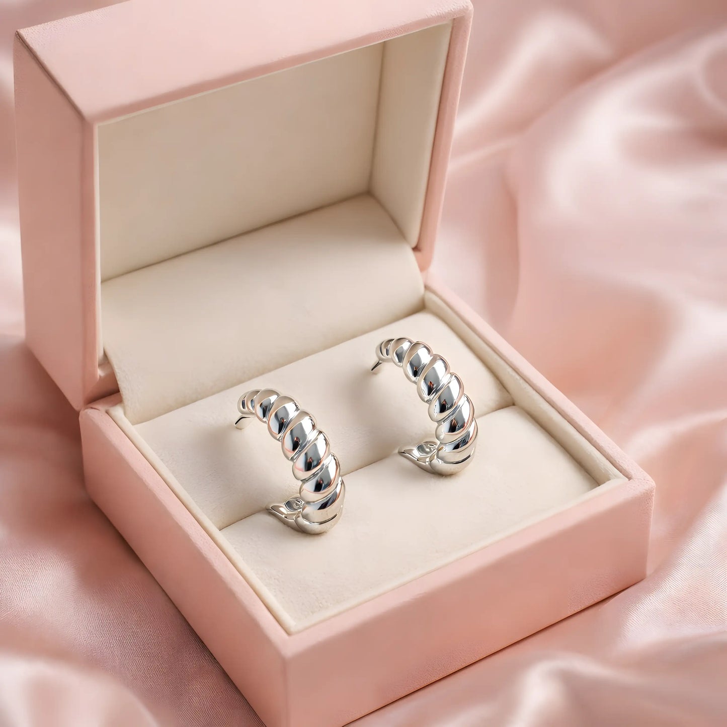 Svetlucave prepletene minđuše.