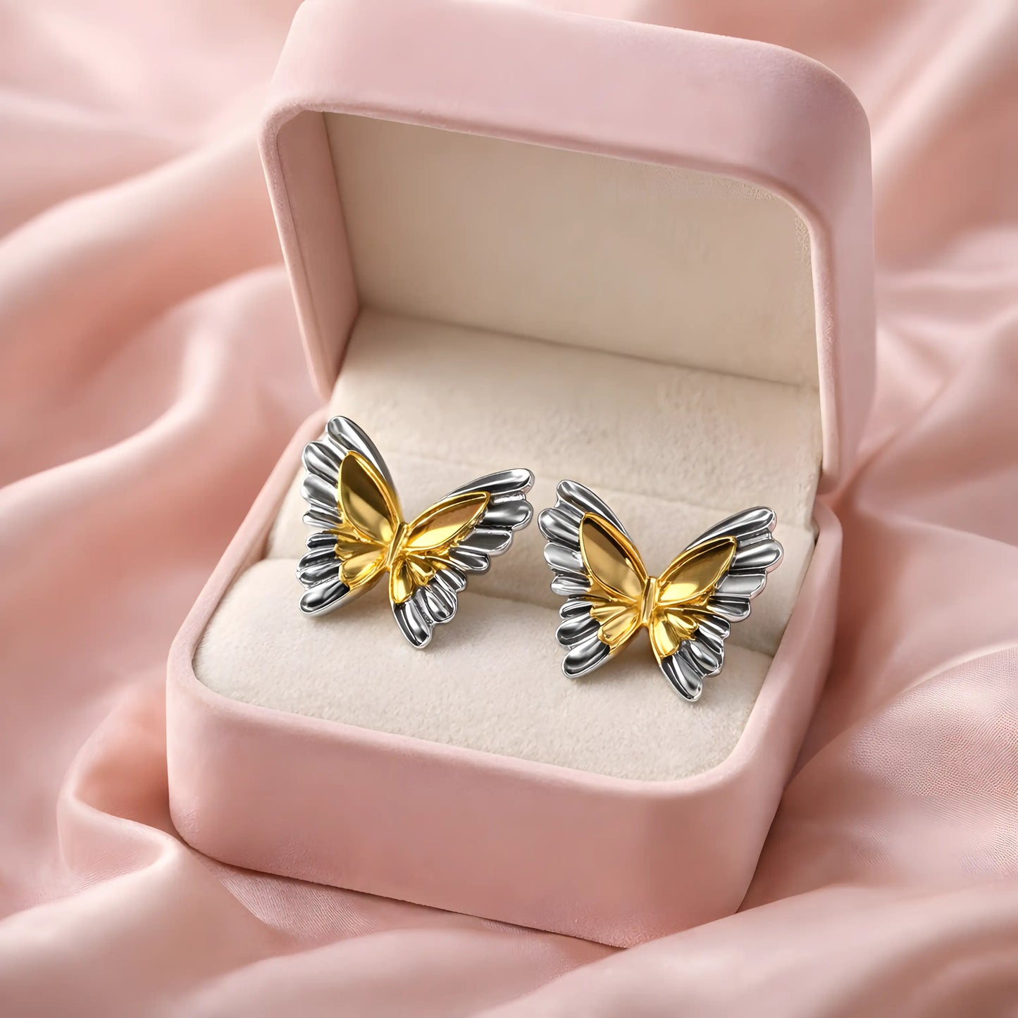 Svetlucave minđuše u obliku leptirića.