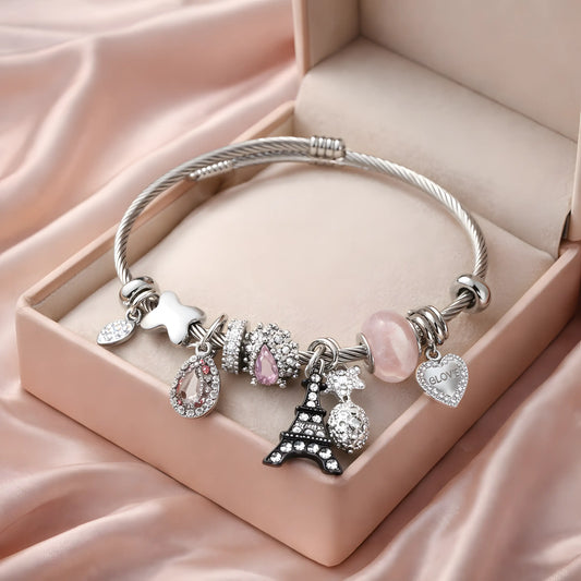 Narukvica sa visećim roze privescima.