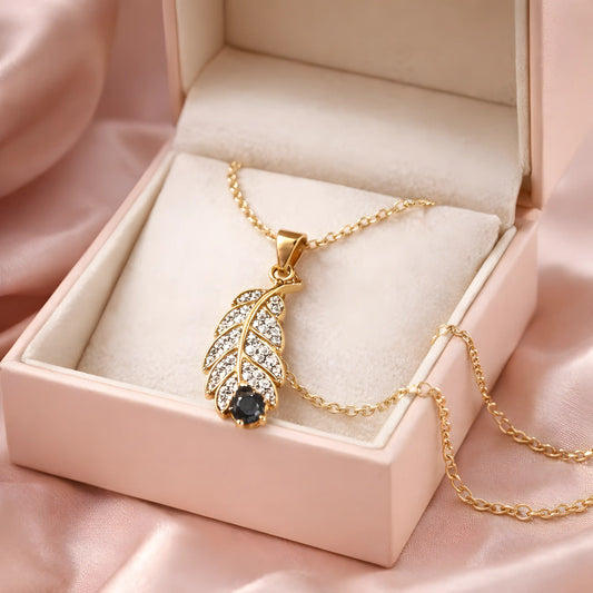 Ogrlica sa priveskom pera.