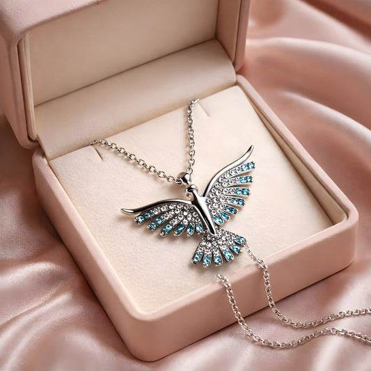 Ogrlica sa priveskom plave ptice.