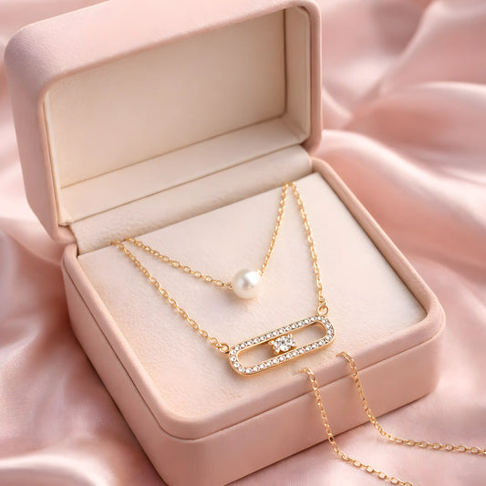 Dvostruka ogrlica sa perlom i priveskom.