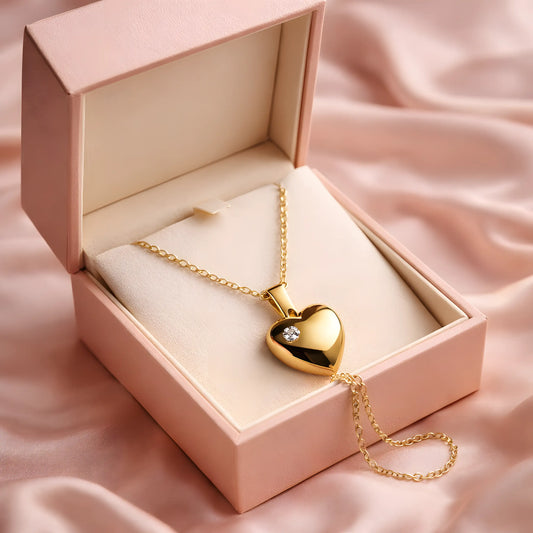 Ogrlica sa svetlucavim srce priveskom.