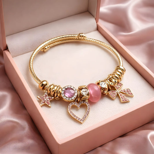 Narukvica sa slatkim pink privescima.