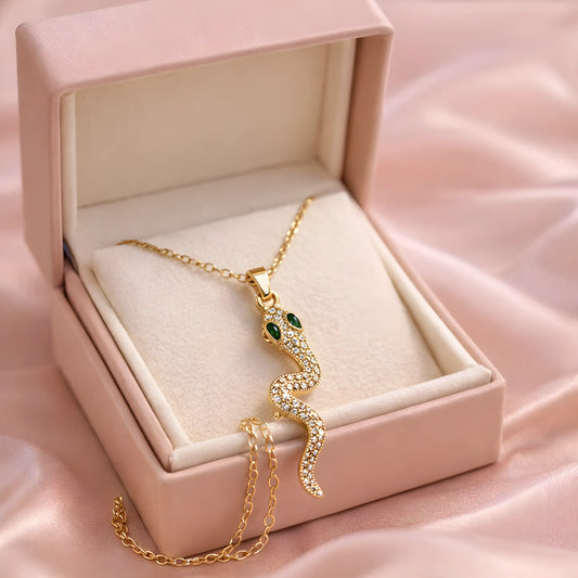 Ogrlica zmija sa zelenim očima